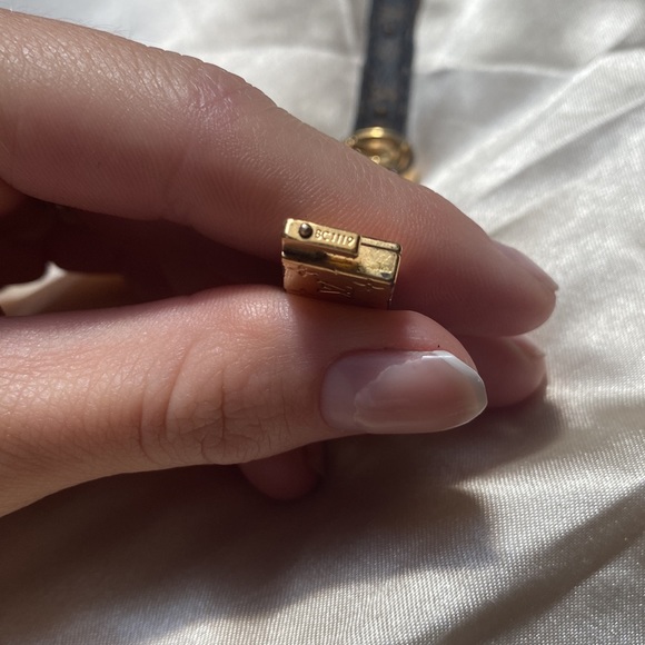 Louis Vuitton LV CIRCLE REVERSIBLE BRACELET - Picture 11 of 16